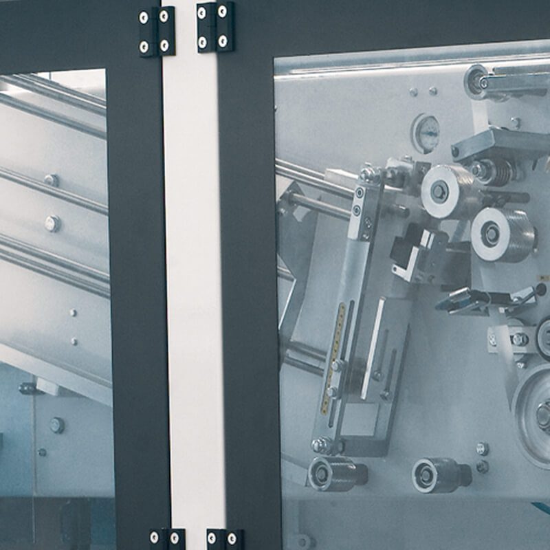 Automatic handle applicator