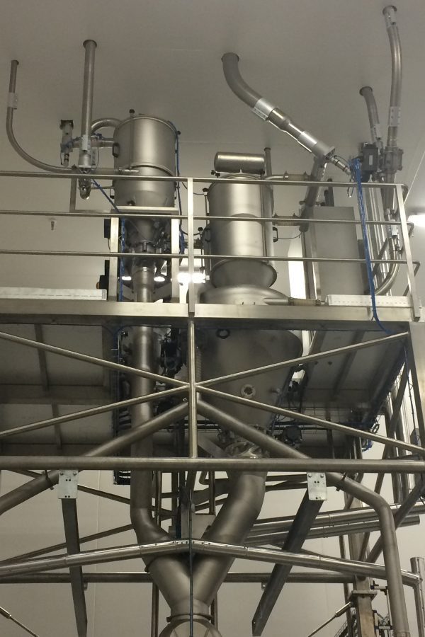 Pneumatic vacuum conveying of raw materials